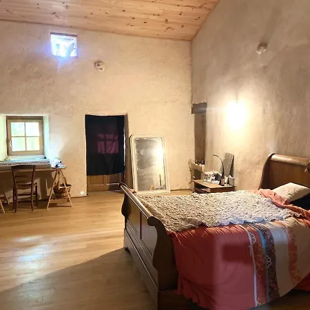 Longere En Bordure De Bois Maisonnay