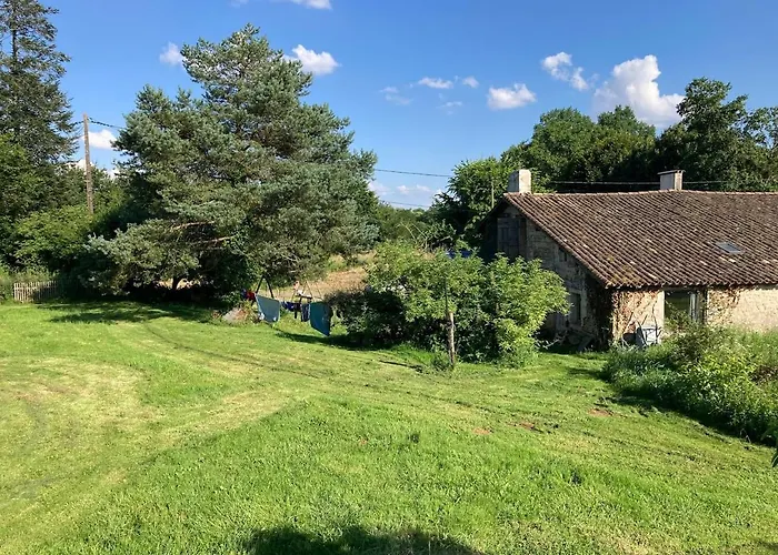 Longere En Bordure De Bois *