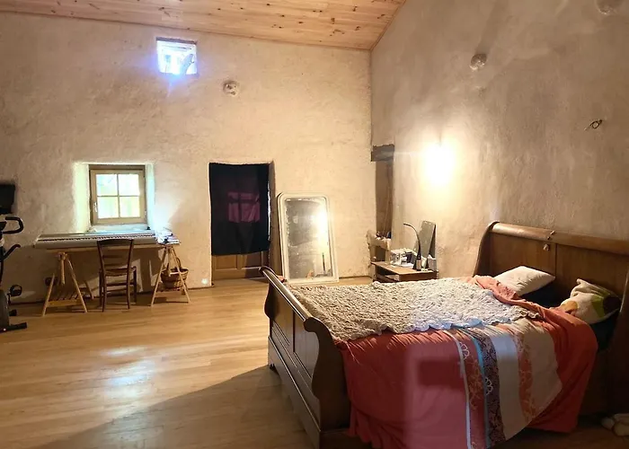 Longere En Bordure De Bois Maisonnay