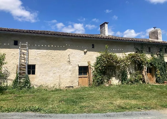 Longere En Bordure De Bois